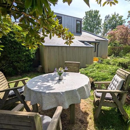 Unique & Rural Child Friendly Annexe With Large Gardens, Games & Tennis Court - Chichester Holiday Properties エクステリア 写真
