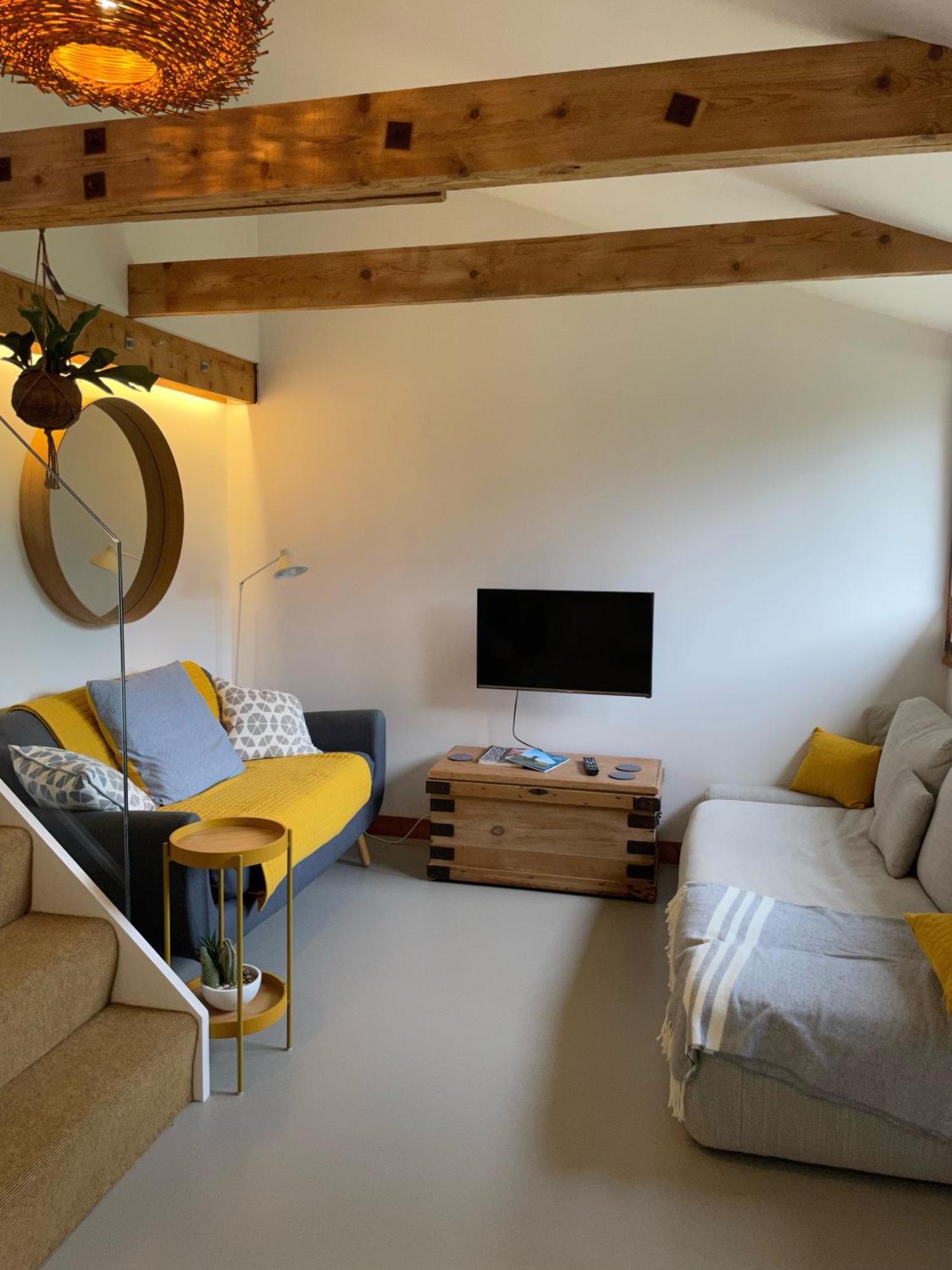 Unique & Rural Child Friendly Annexe With Large Gardens, Games & Tennis Court - Chichester Holiday Properties エクステリア 写真