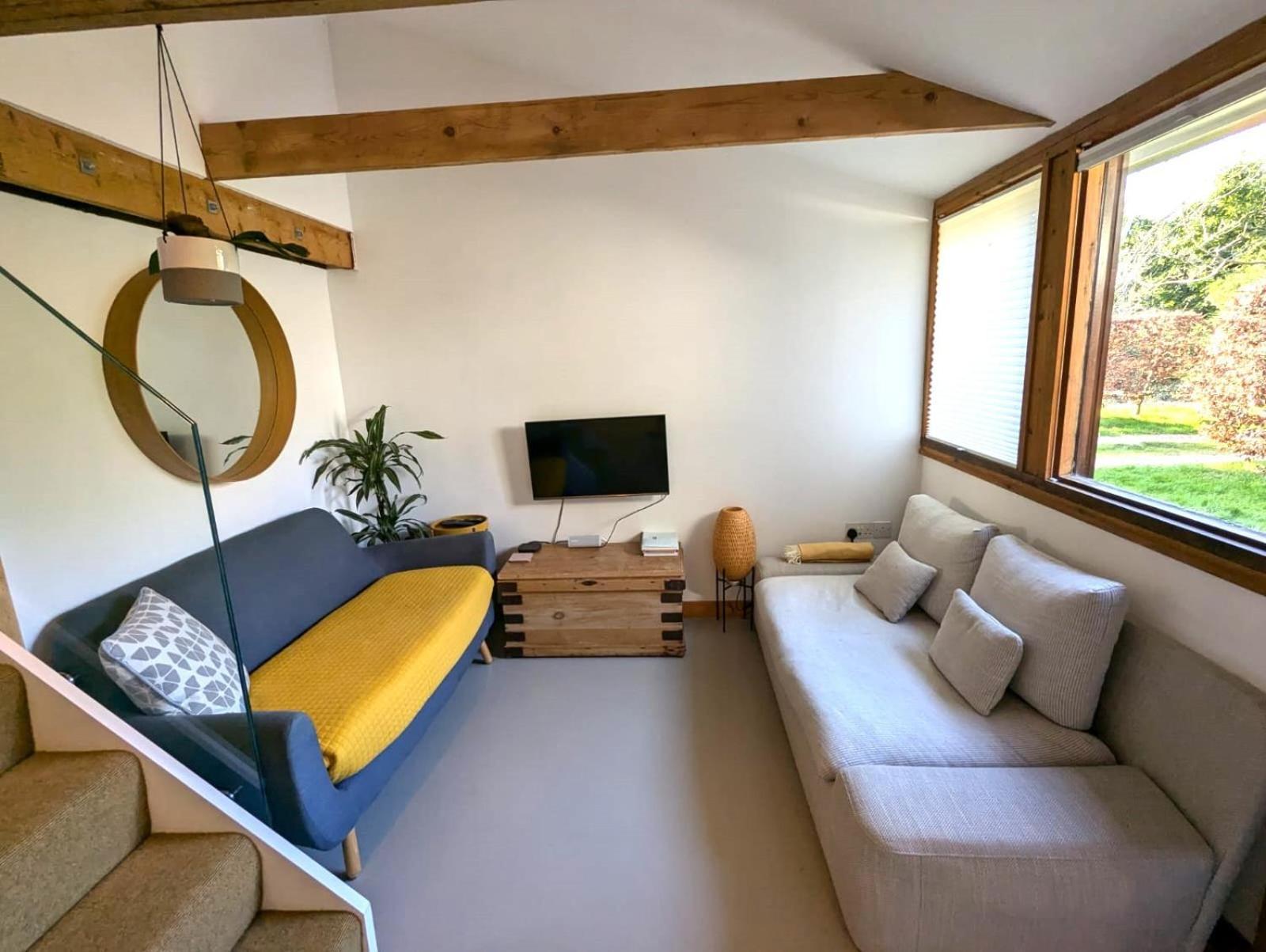 Unique & Rural Child Friendly Annexe With Large Gardens, Games & Tennis Court - Chichester Holiday Properties エクステリア 写真