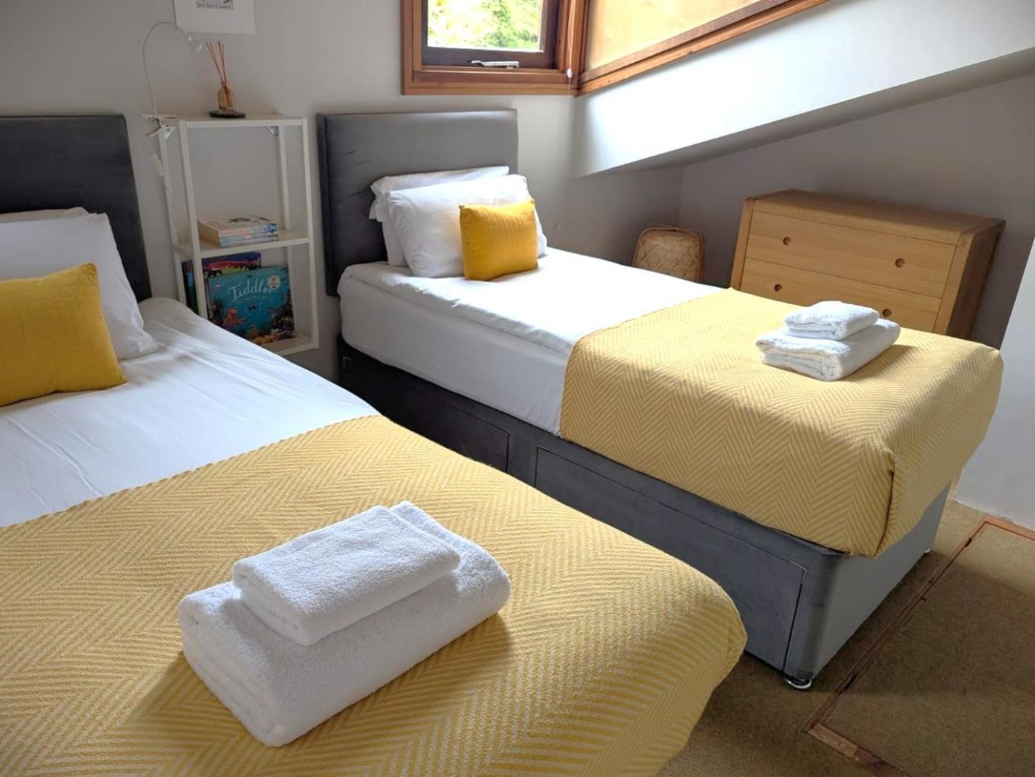 Unique & Rural Child Friendly Annexe With Large Gardens, Games & Tennis Court - Chichester Holiday Properties エクステリア 写真