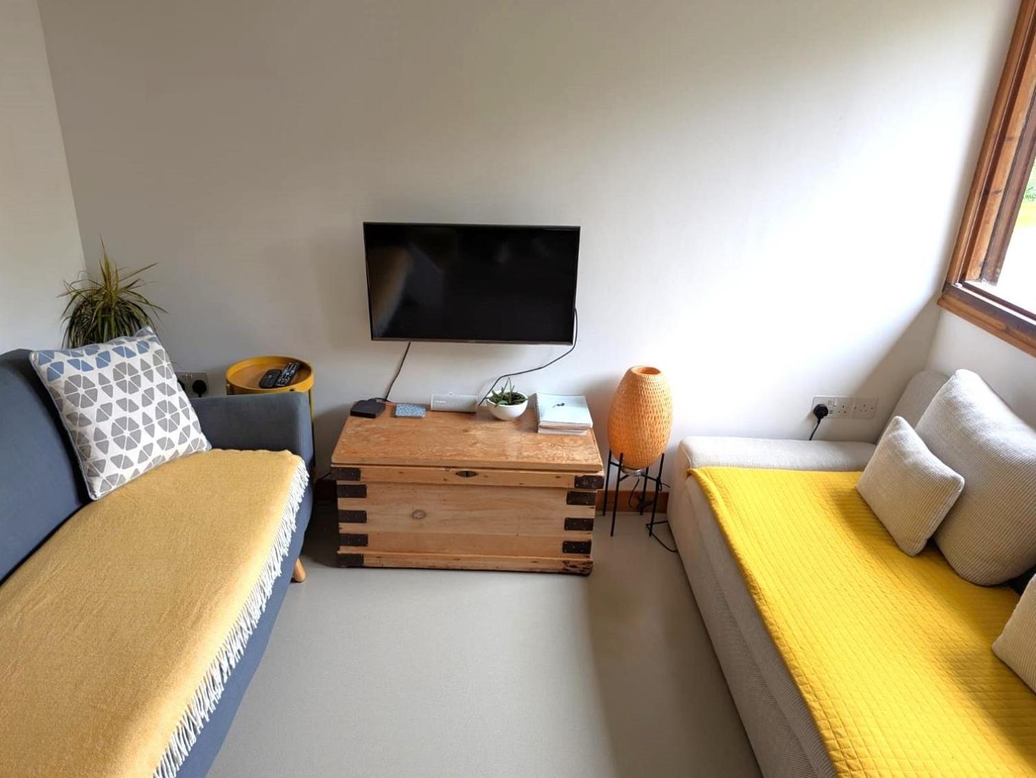 Unique & Rural Child Friendly Annexe With Large Gardens, Games & Tennis Court - Chichester Holiday Properties エクステリア 写真