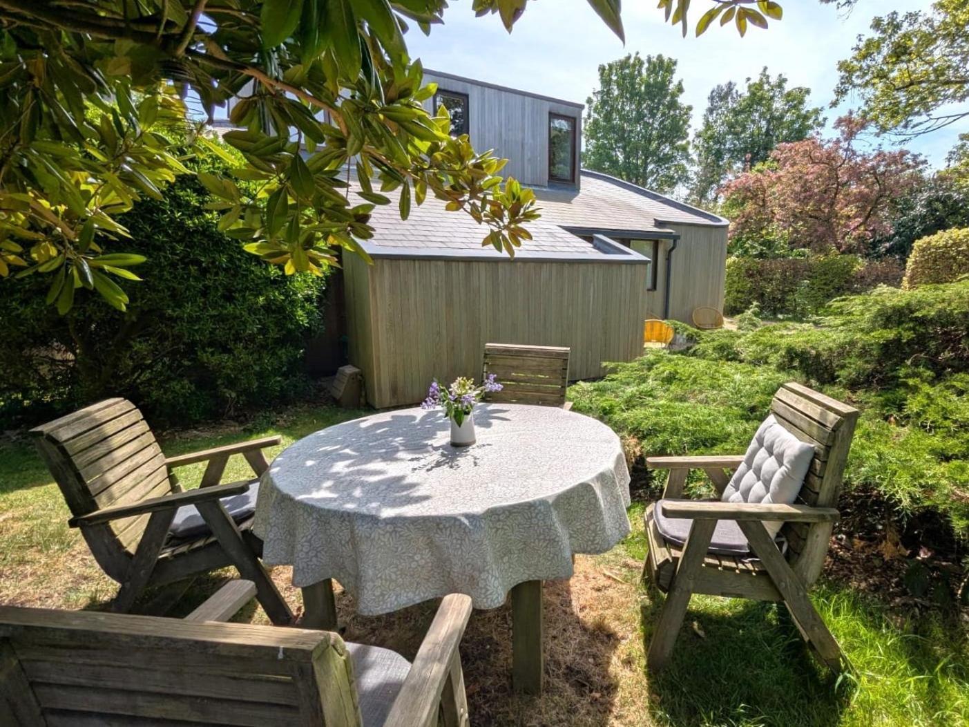 Unique & Rural Child Friendly Annexe With Large Gardens, Games & Tennis Court - Chichester Holiday Properties エクステリア 写真